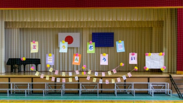 体育館内運動会での写真撮影
