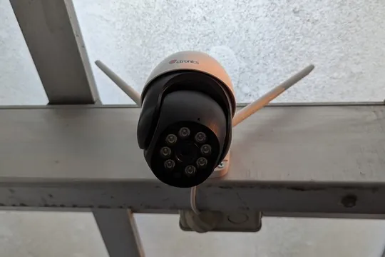 駐車場に設置したCtronics防犯カメラ。40系アルファードを守るため、多角的に監視を行う体制。