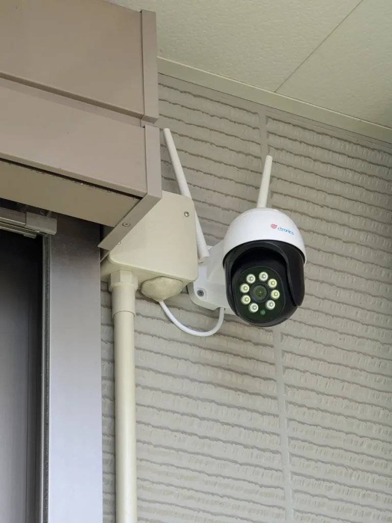 庭の正面を監視するために設置したCtronics製PTZ防犯カメラ。40アルファードの防犯対策として広範囲をカバー。