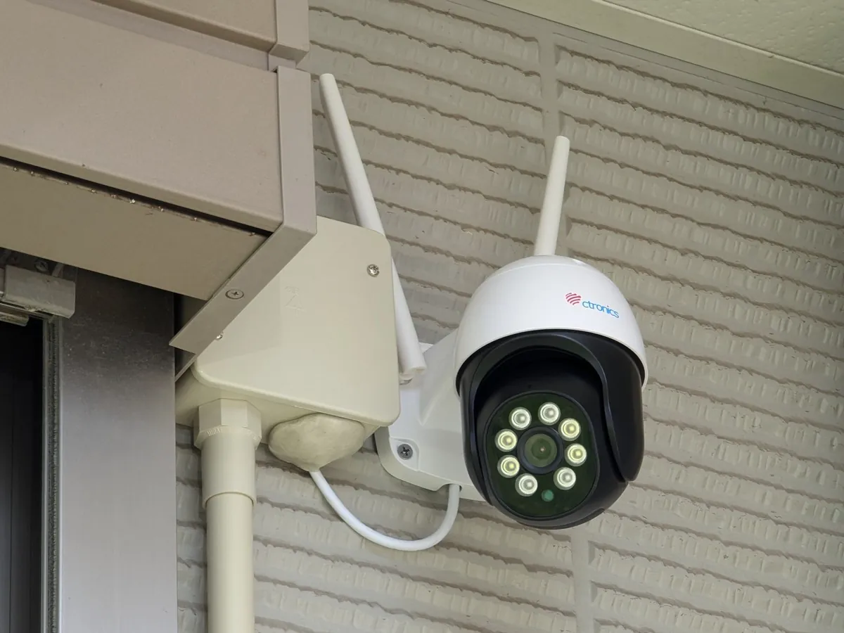 庭の正面に設置したCtronics製防犯カメラ。敷地内への不審な侵入を早期検知し、40系アルファードを盗難から守るための重要な防衛ライン。