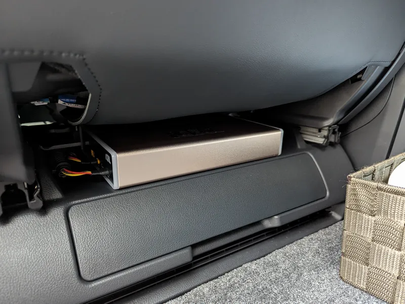 40系アルファードの助手席下に設置したiCELL B12APの外観