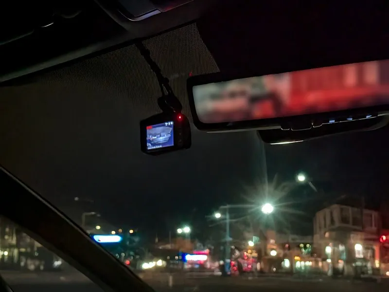 40系アルファードのフロントガラスに装着されたYupiteruのドライブレコーダーY-3100。視界を遮らないコンパクトな設置状況。