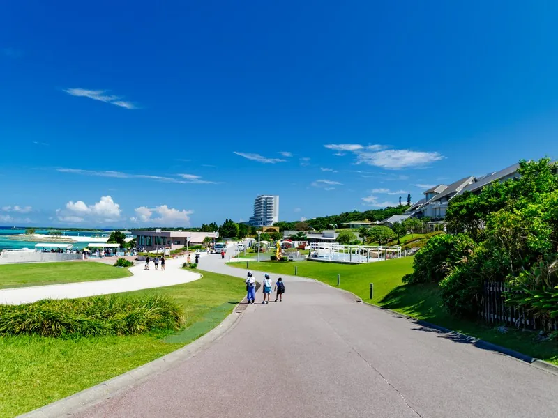 美ら海水族館の外の通路、観光客が歩いている様子