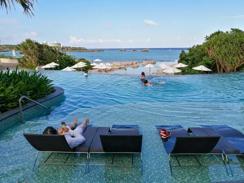ハイヤットリージェンシー瀬良垣アイランドのプールで遊ぶ家族