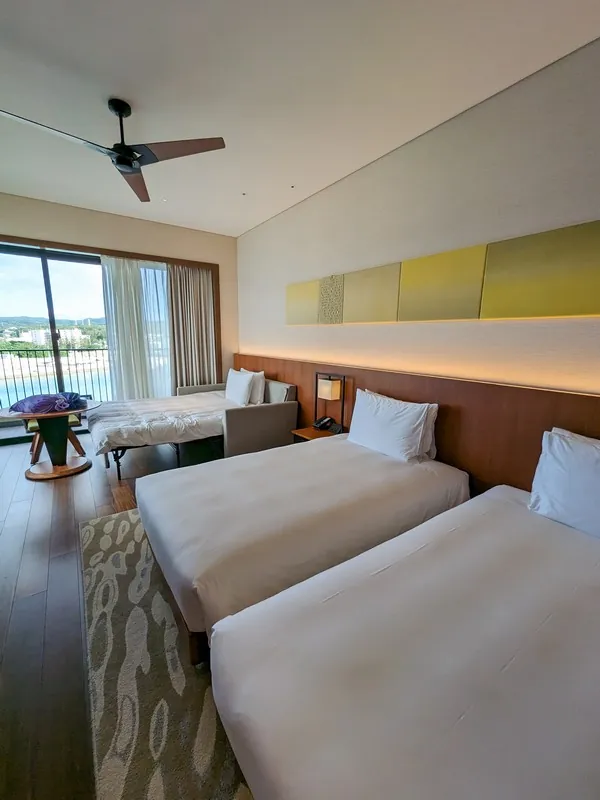 客室内のベッドや家具が映った部屋の様子