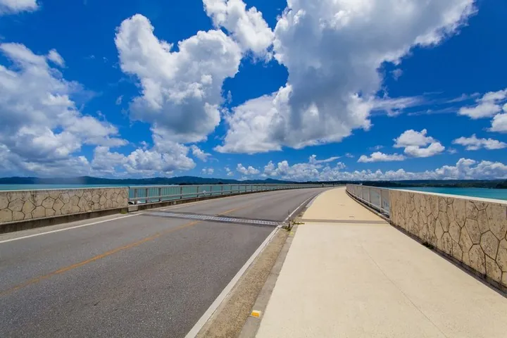 古宇利オーシャンタワー前にかかる古宇利大橋と海の景色