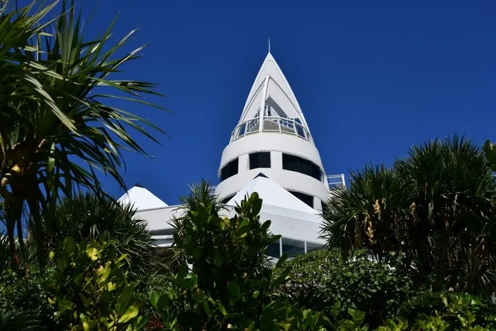 古宇利オーシャンタワーの建物外観、青空を背景に撮影