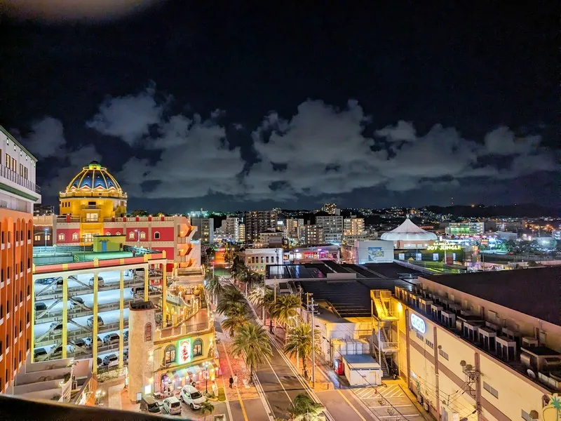 レクー沖縄北谷スパ&リゾートの客室から見た夜景、ライトアップされたアメリカンビレッジ