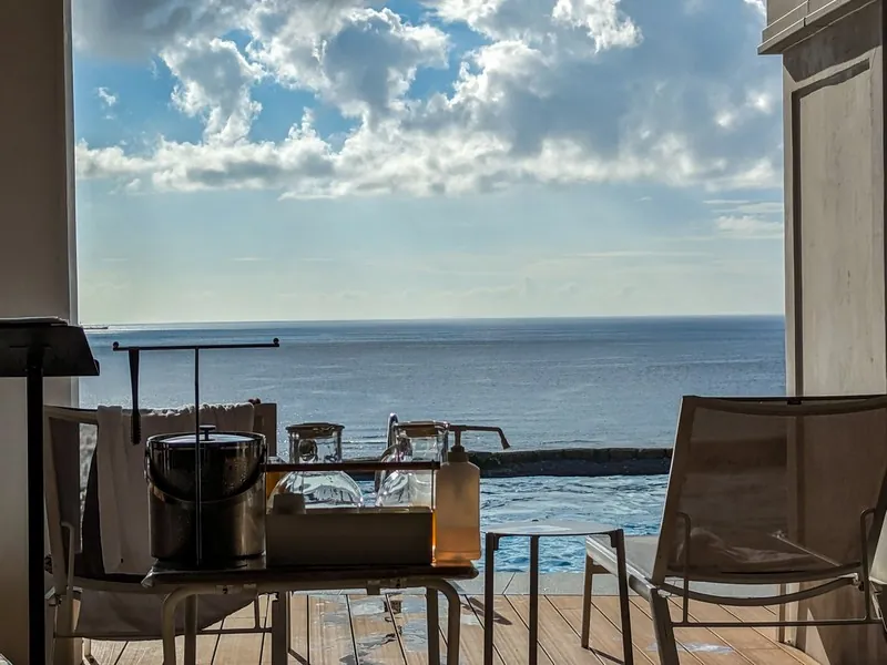 屋上プールでくつろぐ椅子と机