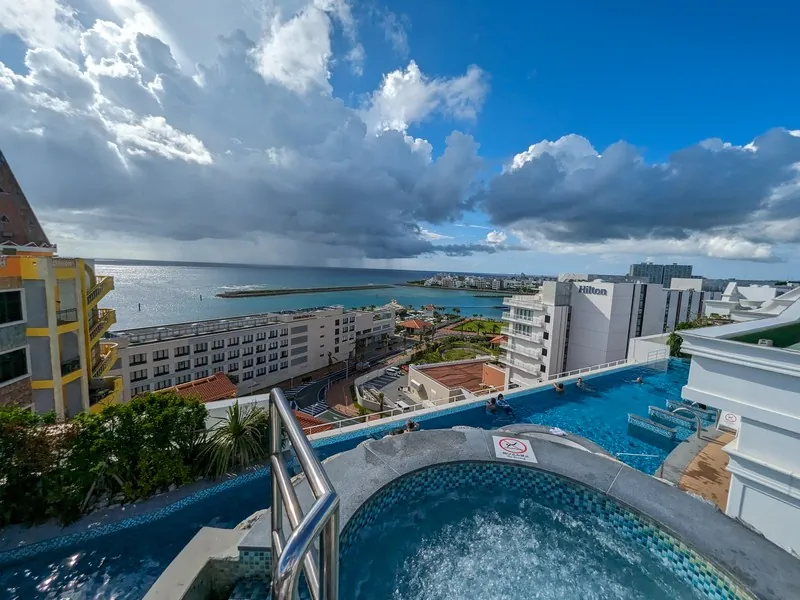 レクー沖縄北谷スパ&リゾート屋上プールから見た北谷の景色