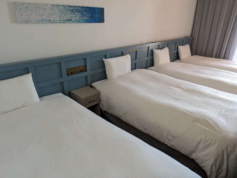 レクー沖縄北谷スパ&リゾートの客室、ベッドを中心に撮影