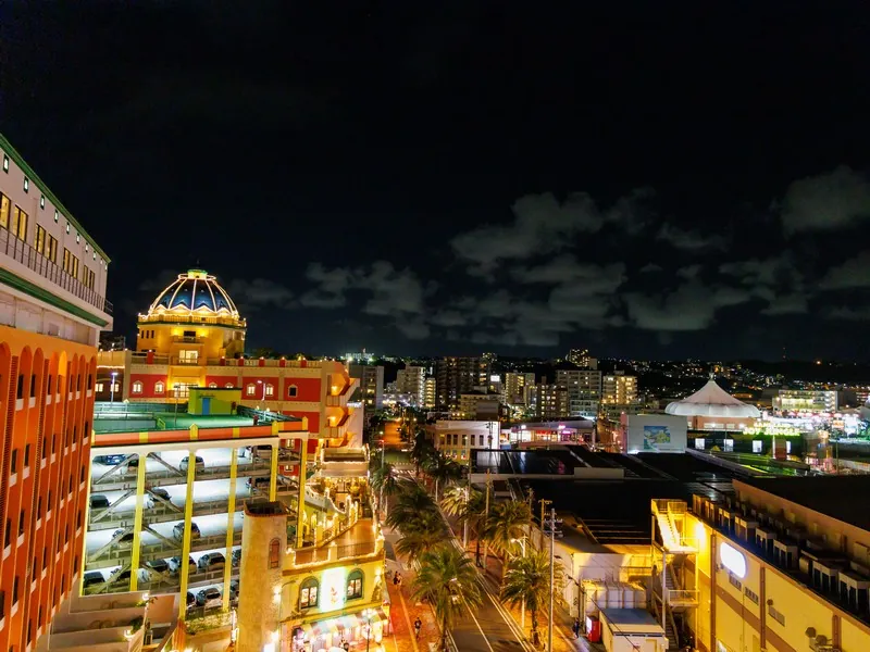 ホテルの客室から眺めるアメリカンビレッジの夜景