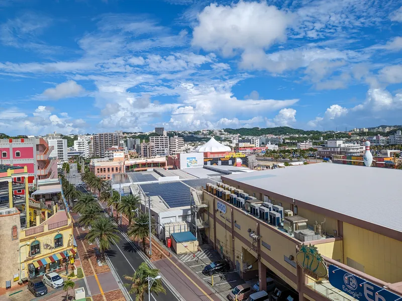 レクー沖縄北谷スパ&リゾートの客室から見える北谷の街並みと青空