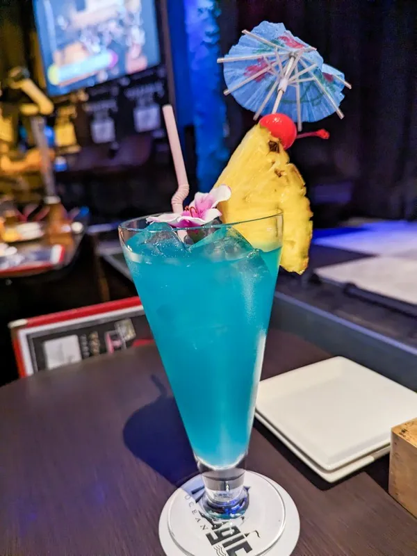 マジックオーシャンで提供されるブルーハワイのトロピカルカクテル