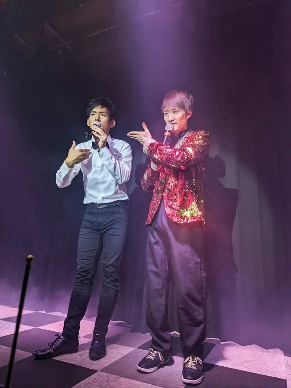 マジックオーシャンでパフォーマンス中の2名のマジシャン