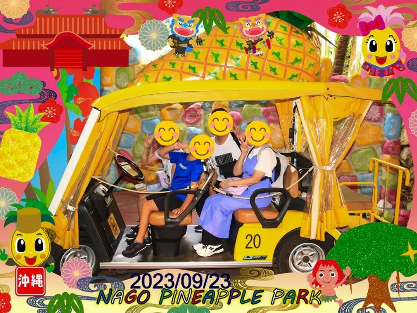 名護パイナップルパーク内を巡るパイナップル号に乗る家族