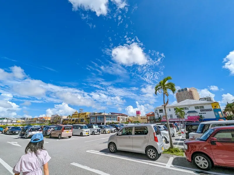 沖縄北谷のアメリカンビレッジ昼間の駐車場、晴天の空と建物