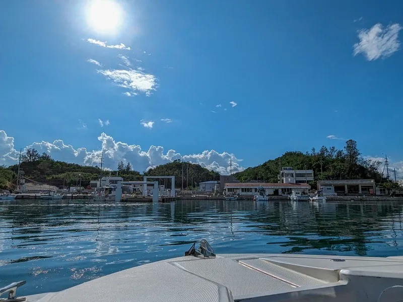 シュノーケリング用の小型船で沖縄の海を進む様子