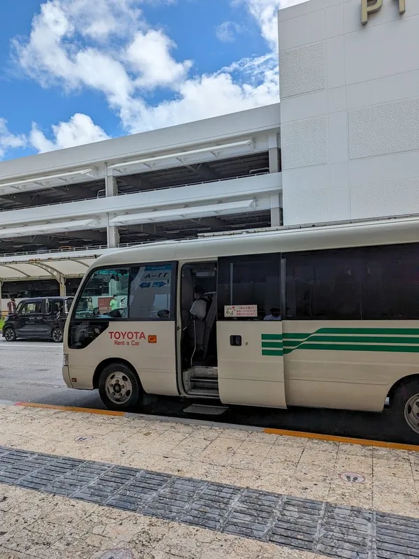 トヨタレンタカー那覇空港シーサイド店に到着した送迎バス