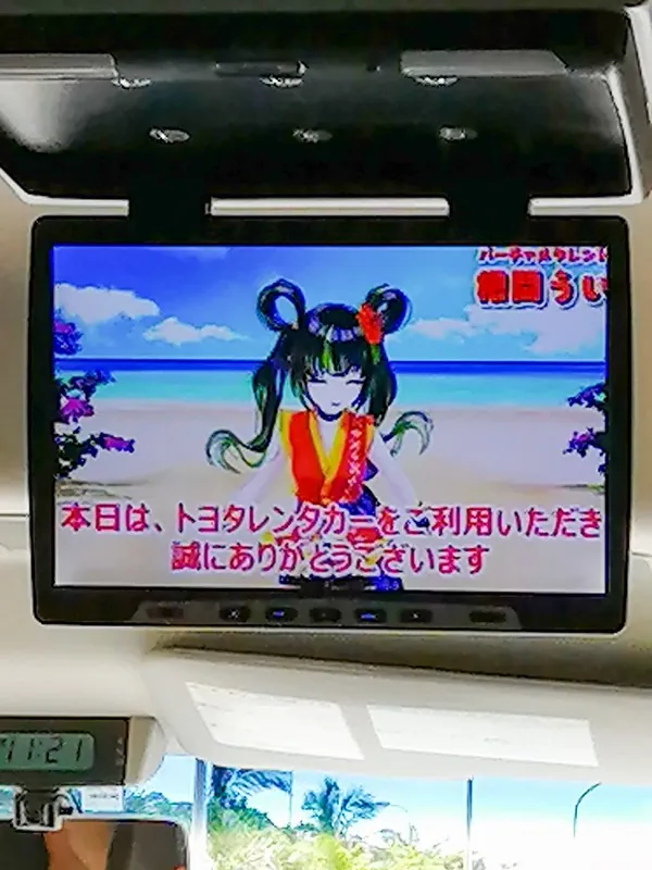 ンタカー送迎バス内で注意事項の映像を見る家族