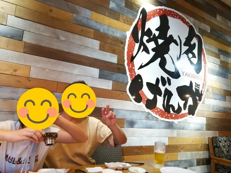 焼肉げんかで娘と一緒に撮影