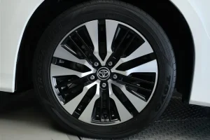 30系アルファードSCパッケージ純正18インチホイール。全面的な切削光輝加工による華やかなデザイン