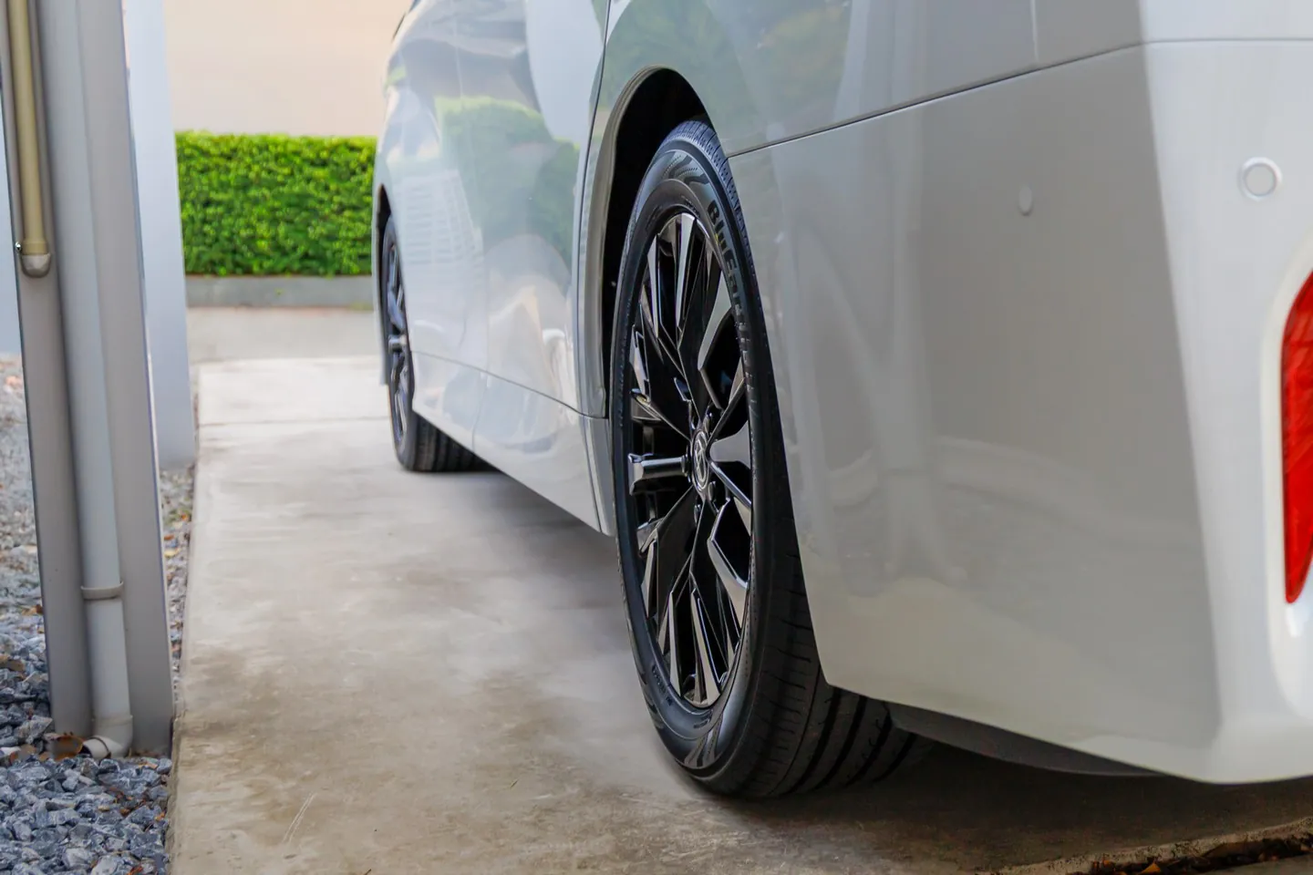 新型40系アルファードにエグゼクティブラウンジ純正19インチホイールを装着した際の後方からの出面・収まり具合