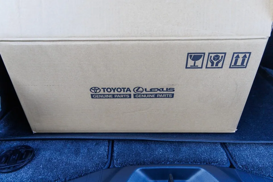 トヨタ純正の箱に入った40系アルファード・エグゼクティブラウンジ用19インチホイールの梱包状態