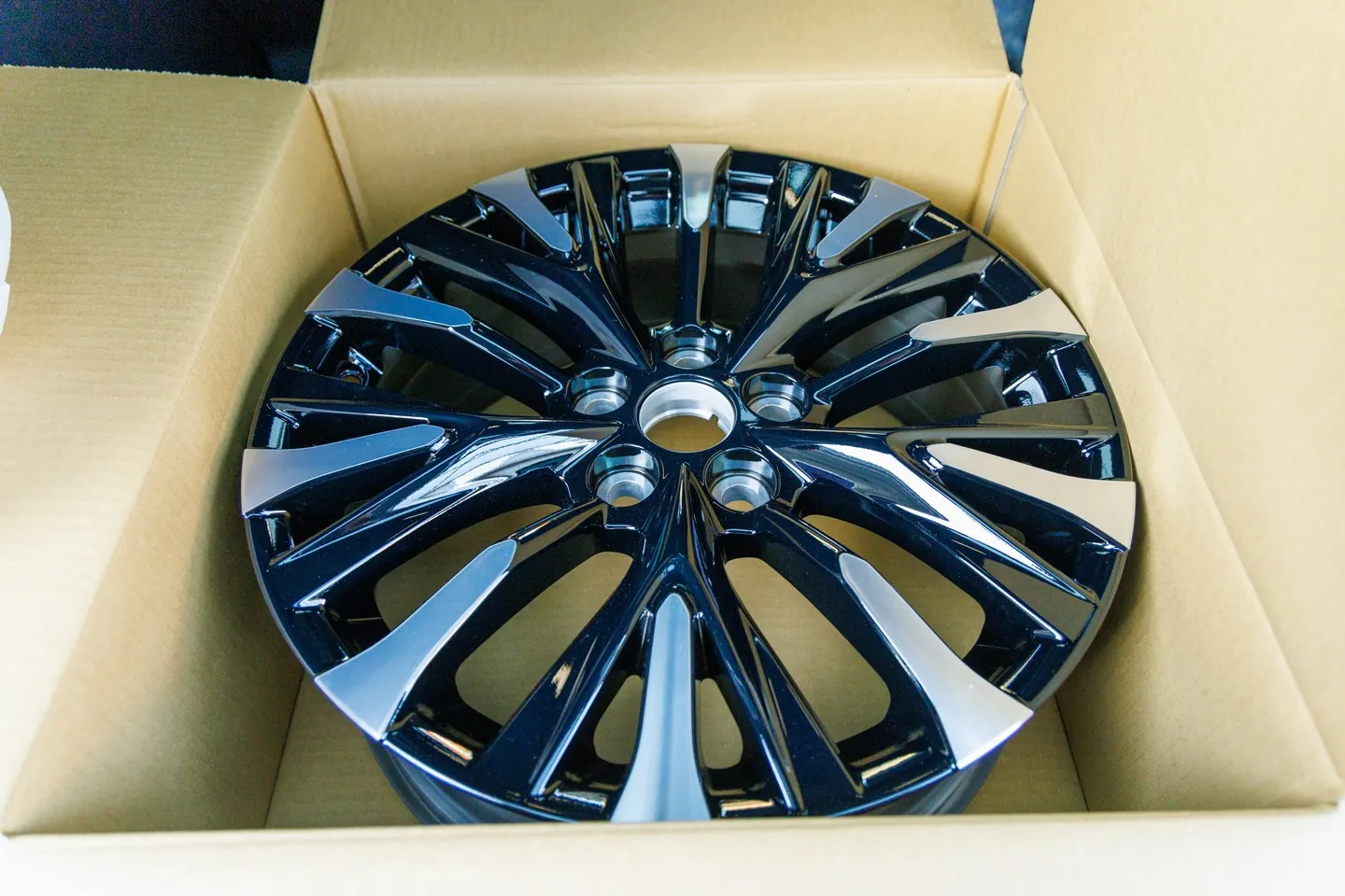40系アルファード・エグゼクティブラウンジ純正19インチホイール（品番 42611-V2061）。箱の中で輝く新品の切削光輝デザイン