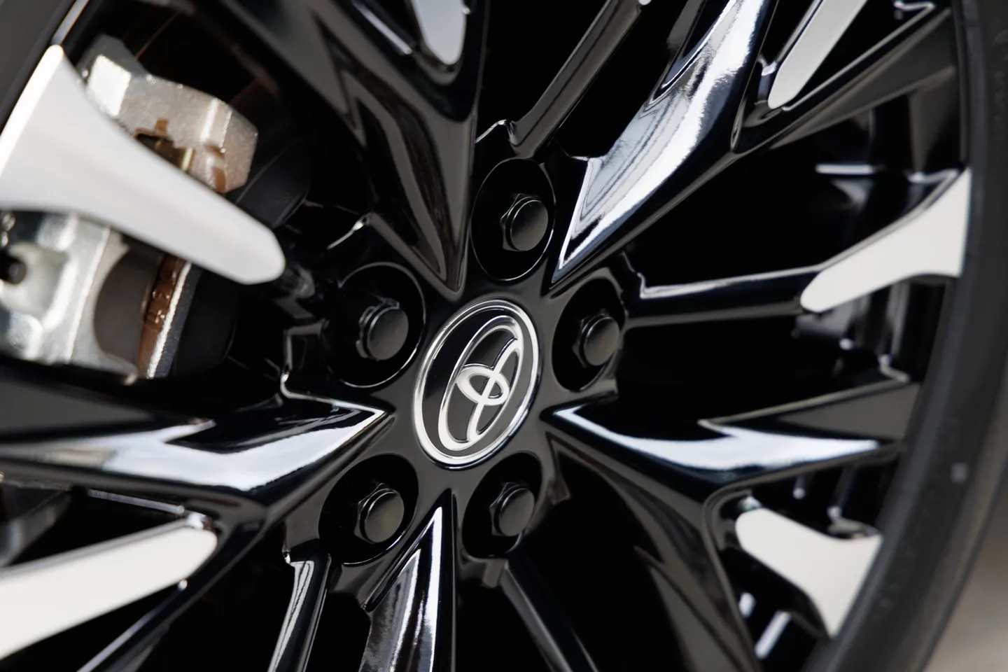 40系アルファード・ヴェルファイアのEL純正19インチホイール。スポークがリムの最端まで伸びた造形と、切削光輝加工の詳細アップ