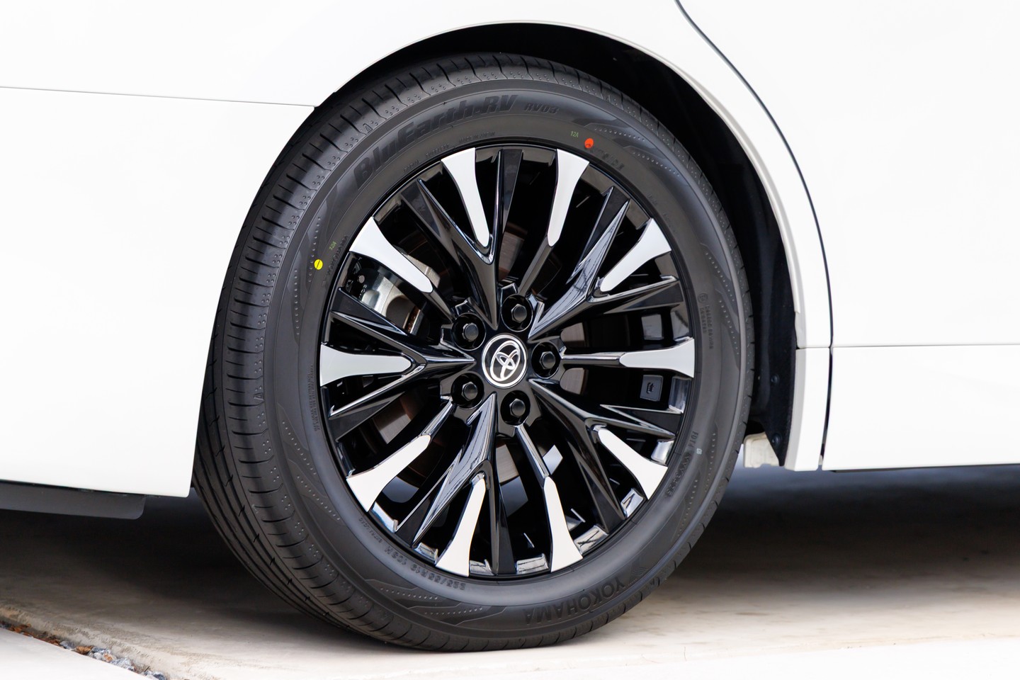 40系アルファードに装着したヨコハマタイヤのBluEarth-RV RV03。サイズは225/55R19 103H XLでミニバン専用の低燃費タイヤ