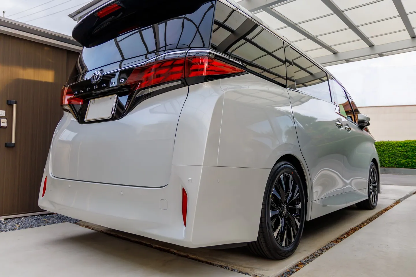 40系アルファードZに19インチのエグゼクティブラウンジ純正ホイールを装着。ボディの大きさと足元のボリュームが最適に調和した外観