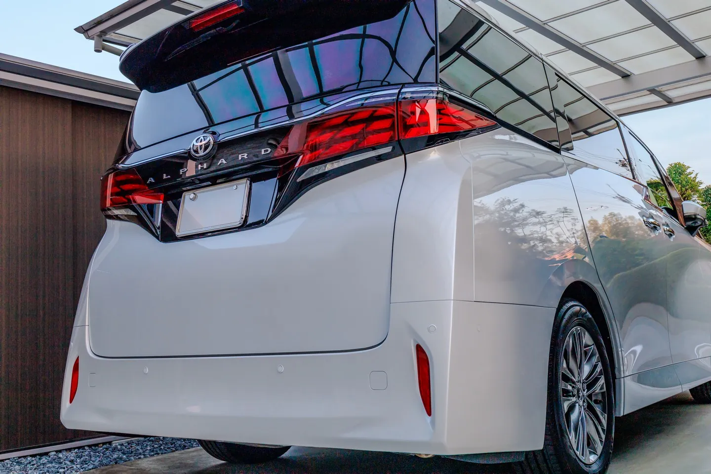 40系アルファードZグレードの真後ろからの外観。エグゼクティブラウンジ純正19インチホイールを装着し、リヤの存在感が際立つリアビュー