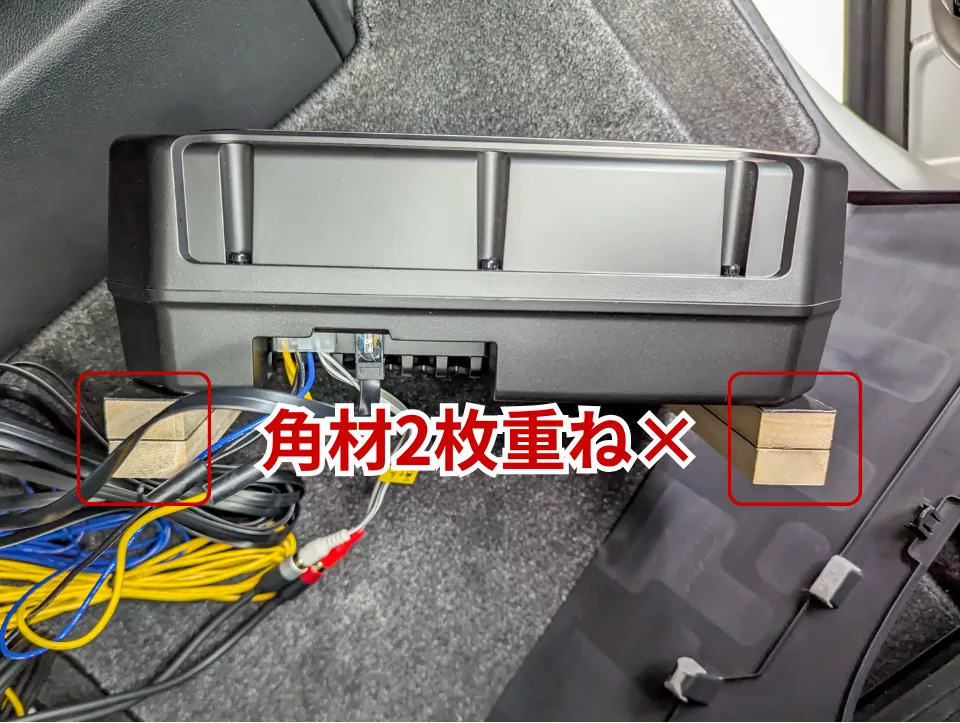 TS-WX400DAにダイソーの角材2本を貼り付けて30mmの底上げを試みた様子