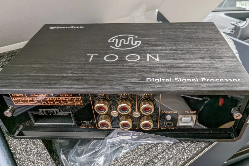 40系アルファード専用設計のビートソニックDSPアンプ「TOON X」の本体 品番：DSP-T316