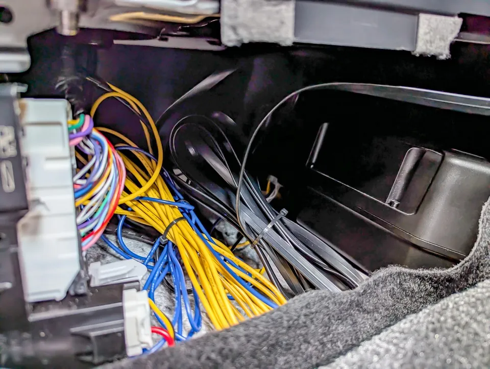 センターコンソール下にシンデレラフィットしたTS-WX400DA