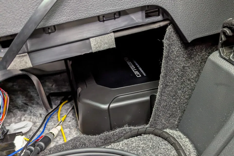 アルファード40系のシフト下部空間に完璧に収まったTS-WX400DA