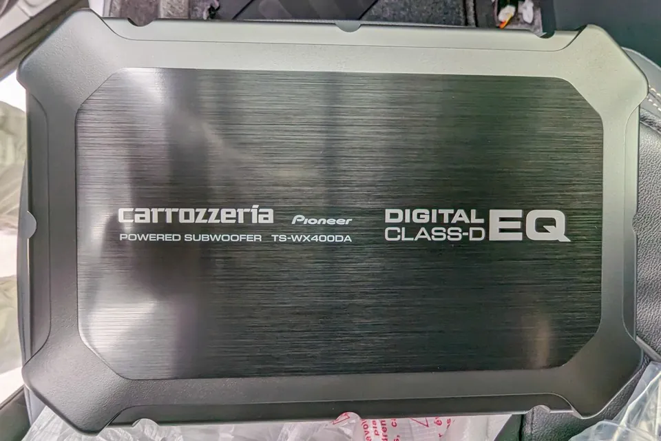 カロッツェリアのパワードサブウーファー「TS-WX400DA」の外観
