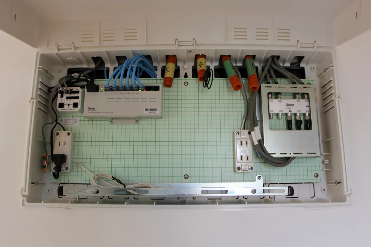新築の情報分電盤(マルチメディアポート)の初期状態。機器を設置する前の配線ボックスの内部。