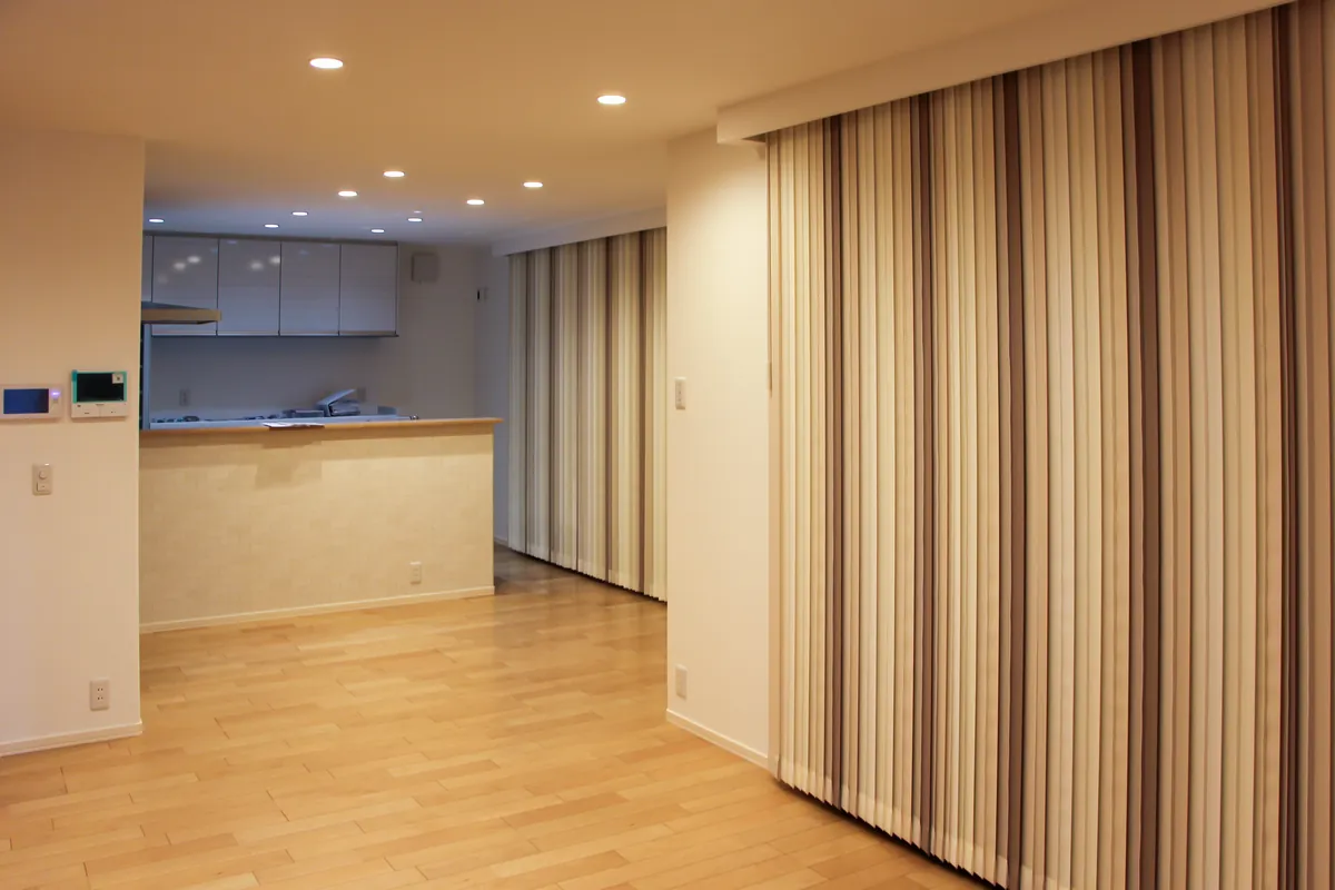 リビングから眺めた対面キッチンの様子。家族の様子が見渡せる開放的な間取り。