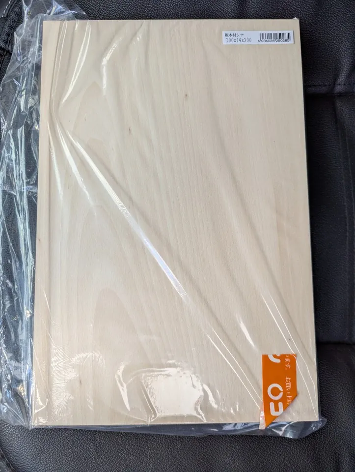 サブウーファーTS-WX400DAを10mm浮かせるための土台となる板。木製で厚さ10mm、サブウーファーを床から浮かせて設置するための仮置き状態