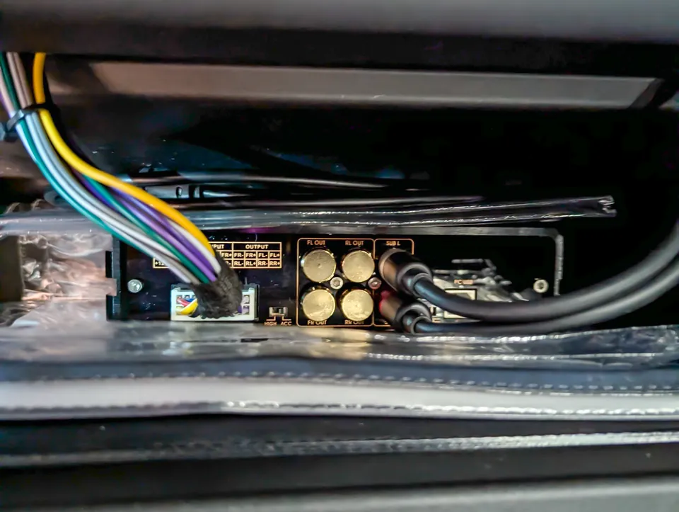 40系アルファードのTOON X空きRCA端子に装着したゴールド保護キャップ