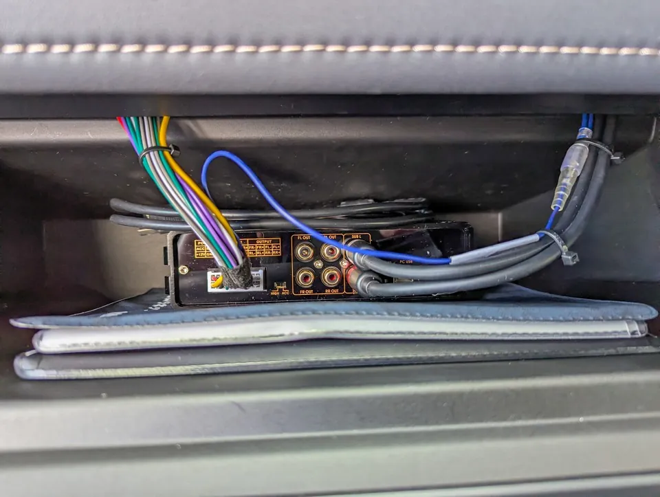 グローブボックス上から見たTOON X設置状況。配線整理済みでスッキリ