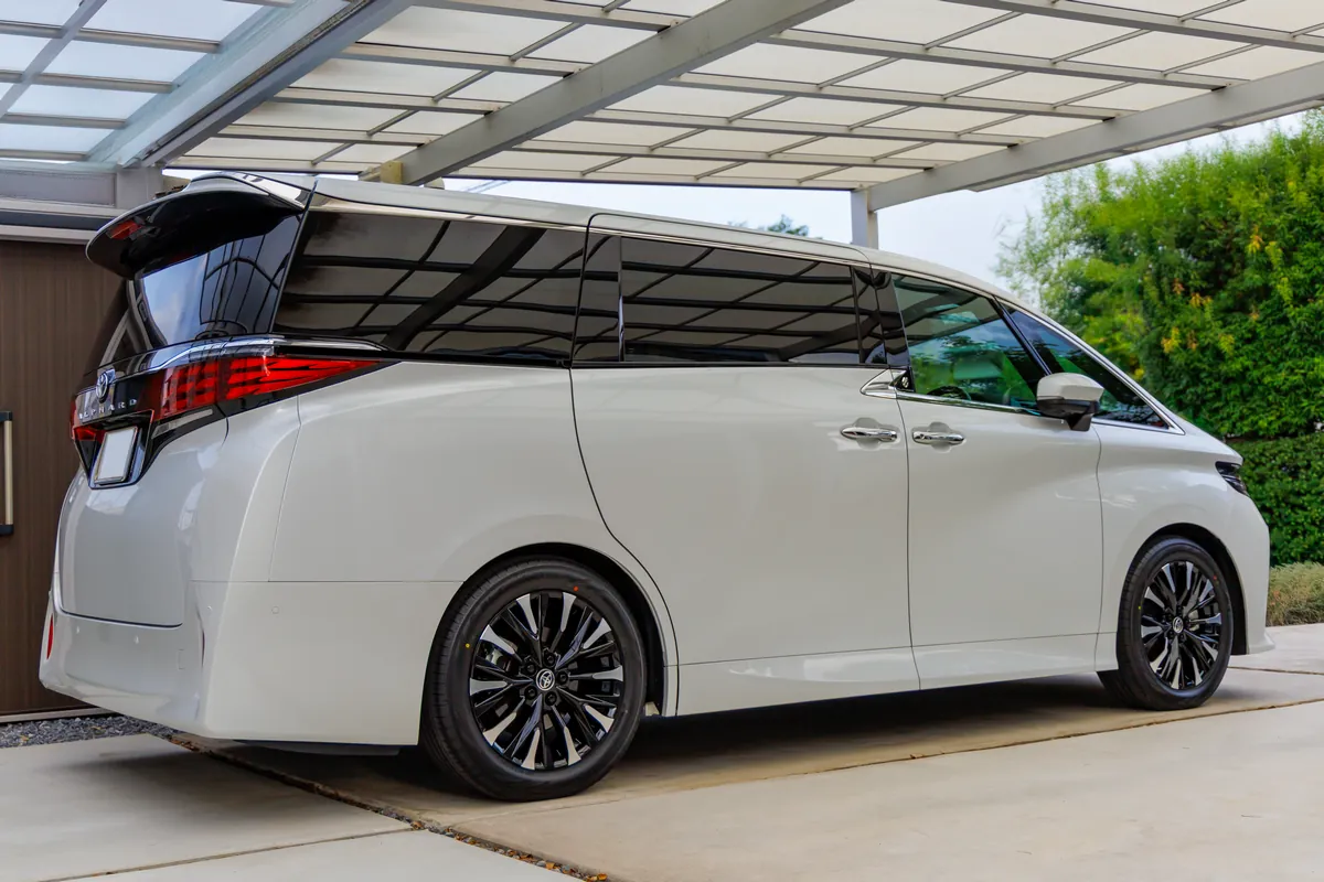 洗車後の40系アルファード 斜め後方からの外観
