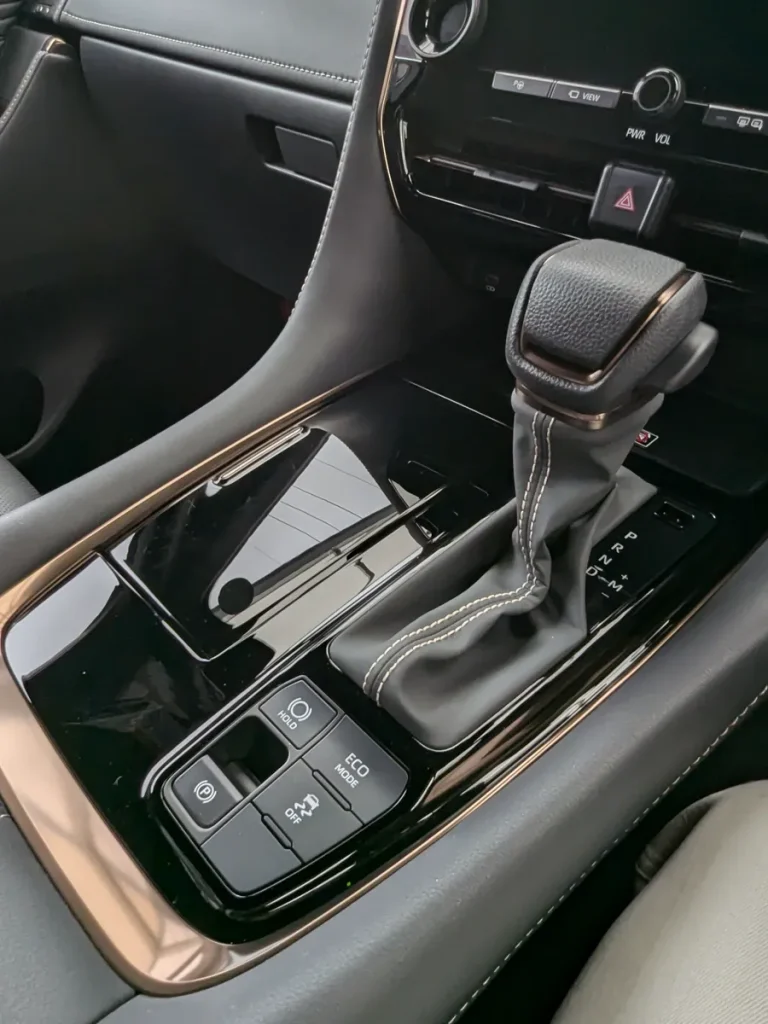 40系アルファード 納車直後の純正ピアノブラック・シフトパネルの状態