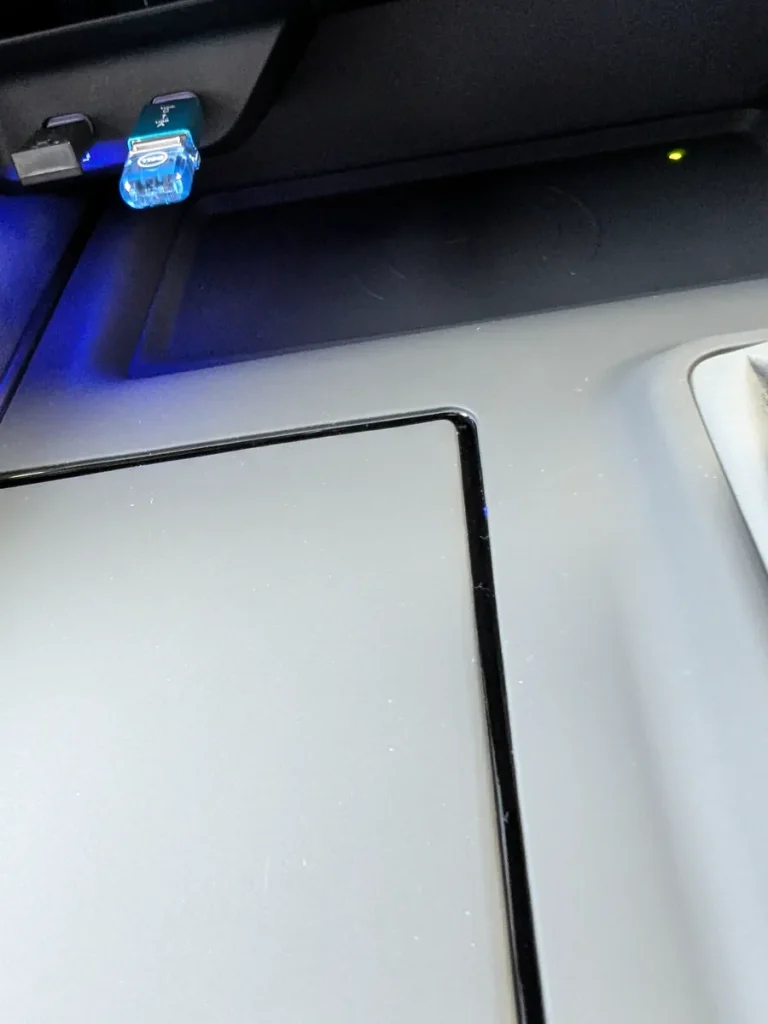 40系アルファード専用ラバーマットの端やボタン周りの精密なフィッティングの様子