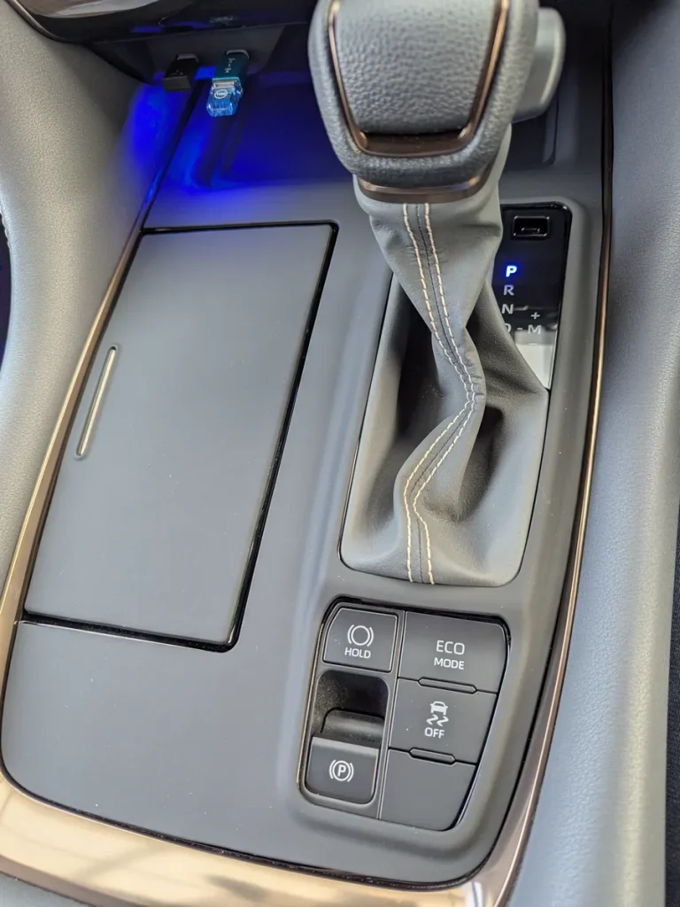 40系アルファードのシフトパネル全体を覆う専用傷防止ラバーマットの装着例