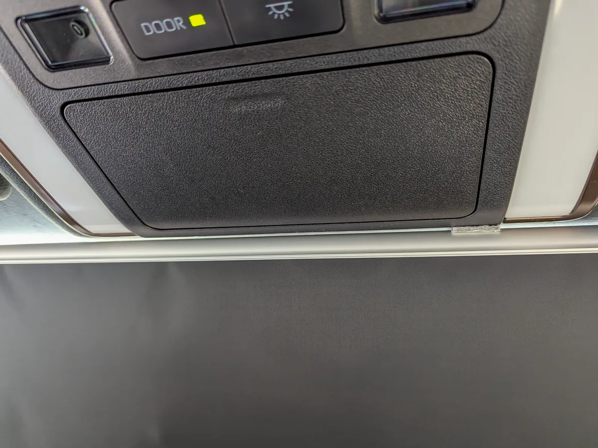 シンシェード格納時の40系アルファード・ルーフコンソールとの干渉回避クリアランス