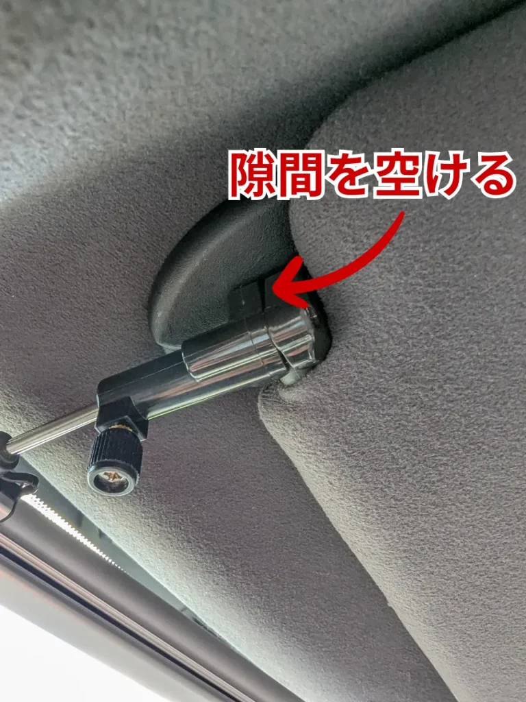 40系アルファード助手席側のサンバイザー軸に固定したシンシェードのブラケット部分