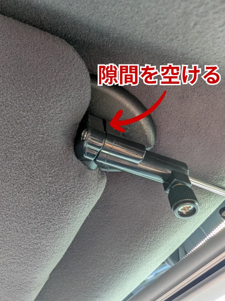 40系アルファード運転席側のサンバイザー軸に固定したシンシェードのブラケット部分